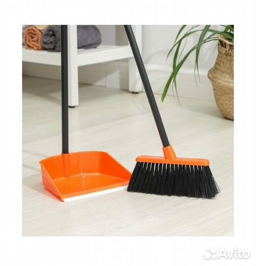 Совок и щетка