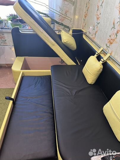 Кухонный уголок со спальным местом и столом