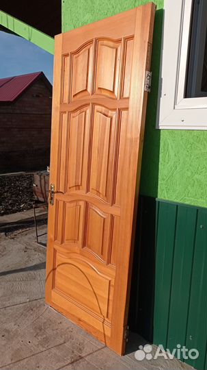 Дверь входная деревянная