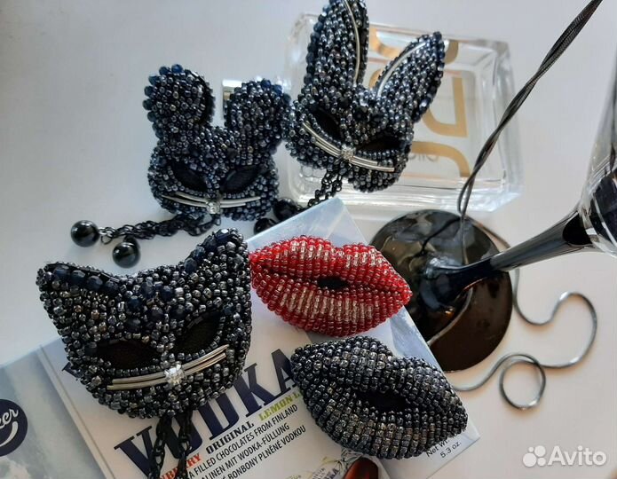 Брошь Маска бисер