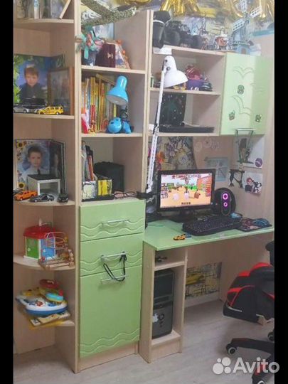 Компьютерный стол, пенал, полки