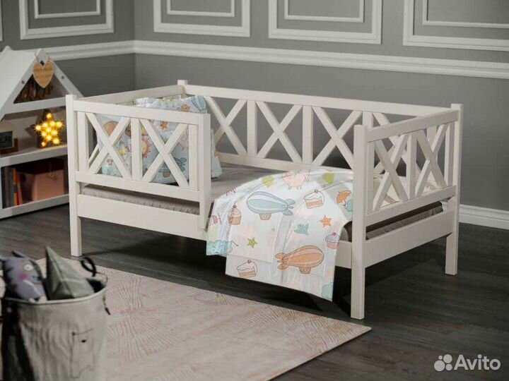 Кроватка из натурального дерева высокий борт детск