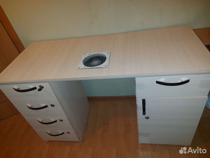 Маникюрный стол с вытяжкой бу