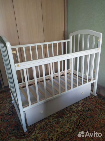 Детская кроватка с продольным маятником