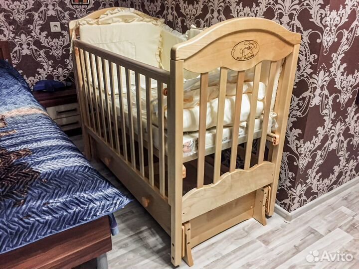 Детская кроватка с продольным маятником и ящиком