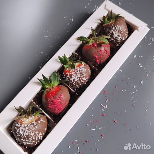 Клубника в шоколаде, меренговый рулет (доставка)