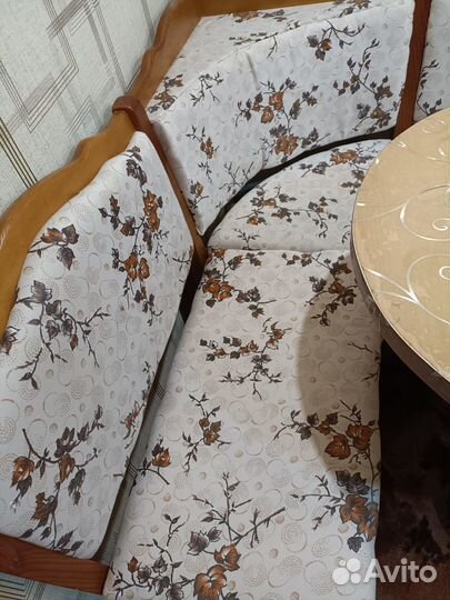 Кухонный уголок со столом из массива бу