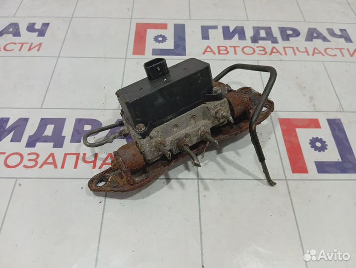 Блок клапанов гидроподвески Toyota Land Cruiser (J100) 48940-60010