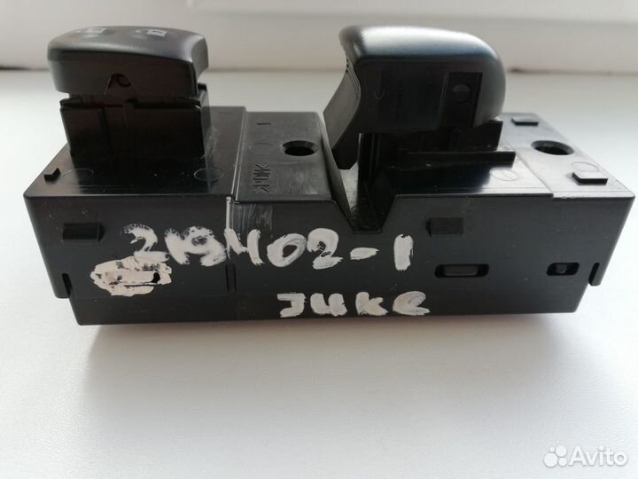 Кнопка правого стеклоподъёмника на Nissan Juke