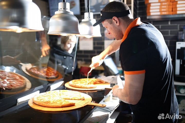 Повар пиццамейкер