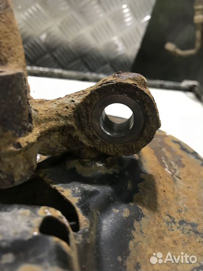 Кулак задний левый Skoda Octavia A5