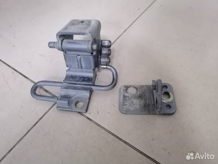 Петля двери передней левой нижняя Porsche Cayenne 2003-2010