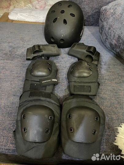 Шлем,наколенники,налокотники,перчатки