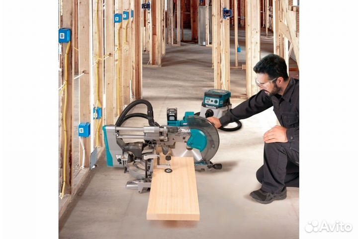 Аккумуляторная торцовочная пила Makita LS003GZ01