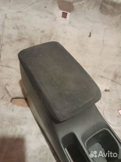 Подлокотник Мицубиси Лансер 9