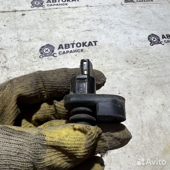 Концевик двери Nissan Primera P11