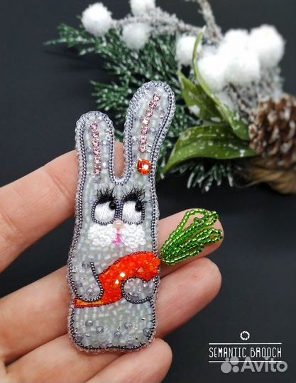 Брошь зайка ручной работы