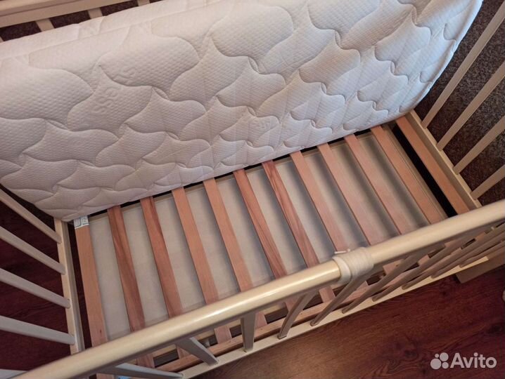 Детская кроватка с маятником и ящиком