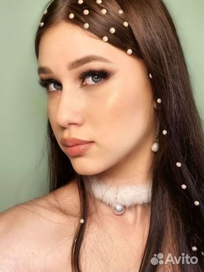 Модель на яркий макияж