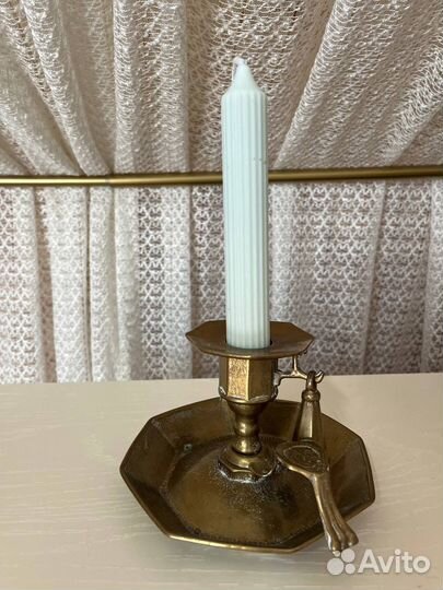 Старинный подсвечник с гасителем