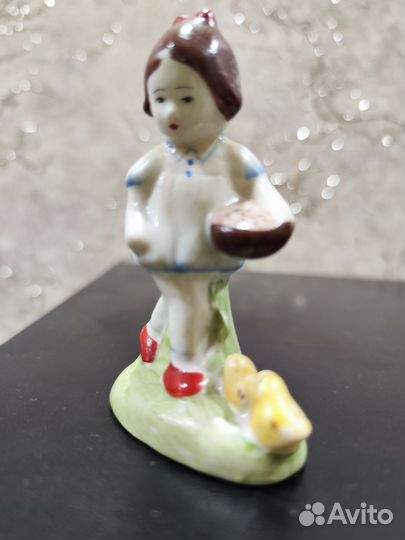 Статуэтка СССР Девочка кормит курей