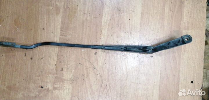 Поводок дворников левый правый VW Golf III