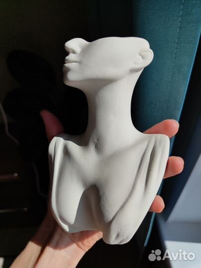 Для интерьера или подарка Ваза из гипса 'муза'