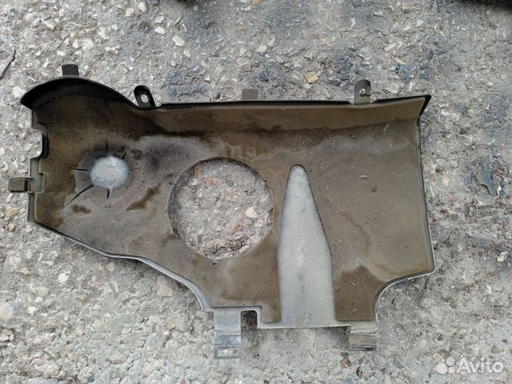 Пластик под бардачком,мотора печки Мазда 626 GD