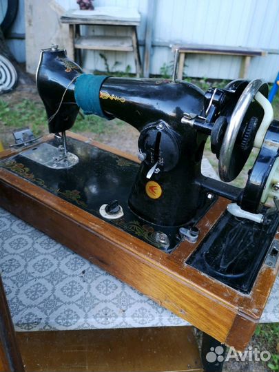 Ручная швейная машинка 1970х годов