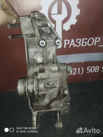 06B903143F пассат б5 лапа кронштейн passat 1.6