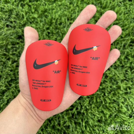 Mini Футбольные щитки Nike red