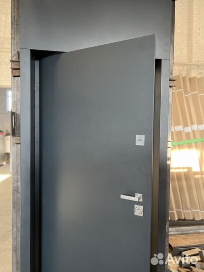 Дверь входная со скрытыми петлями