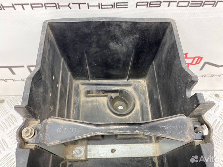 Б/У Площадка под аккумулятор (крепление акб) Ford