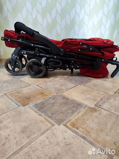 Бордовая прогулочная складная коляска трость