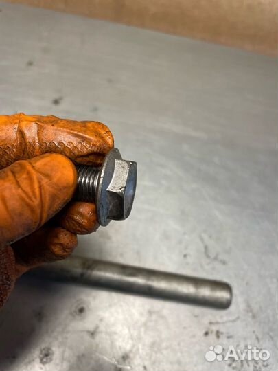 Болт оси переднего колеса Honda VFR800