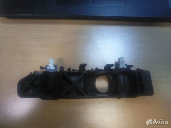 Кронштейн бампера передний правый Kia Picanto 3