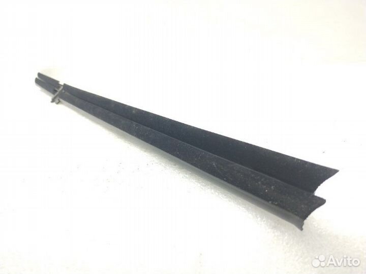 Уплотнитель стекла двери задний правый Bmw
