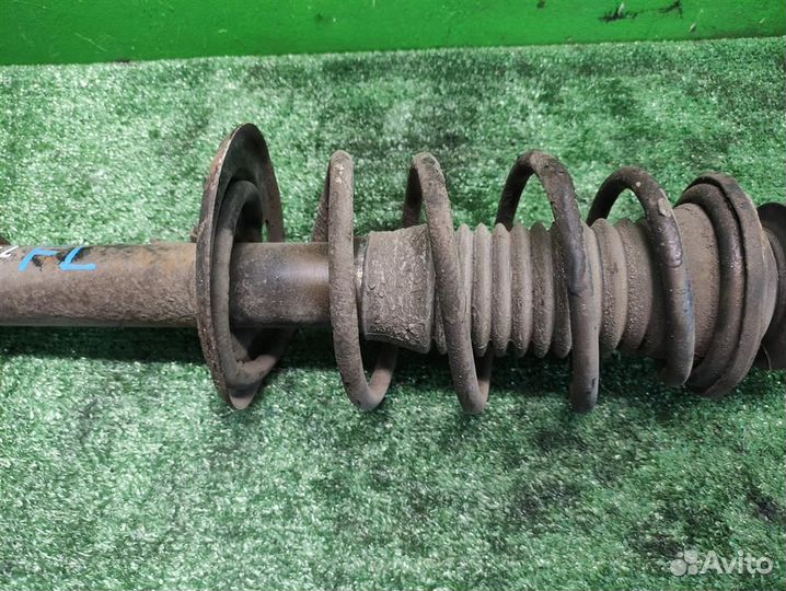 Стойка амортизатора передняя левая Toyota Yaris P