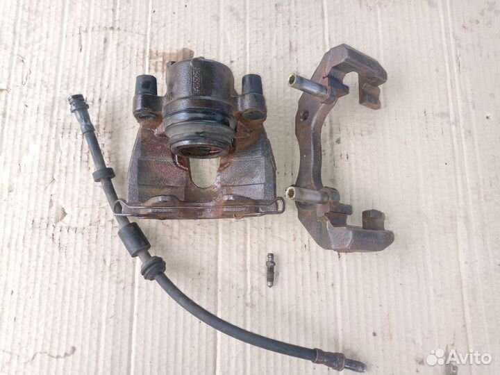 Суппорт передний левый Ford Focus 2