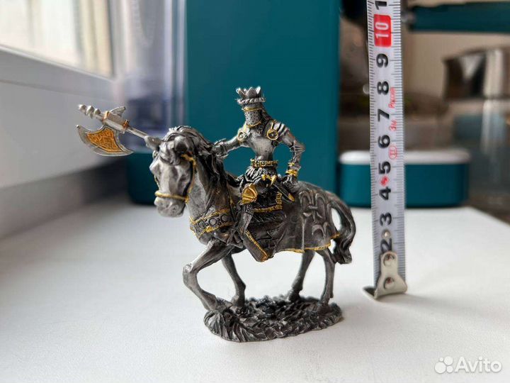 Коллекционная фигурка Рыцарь в доспехах с секирой