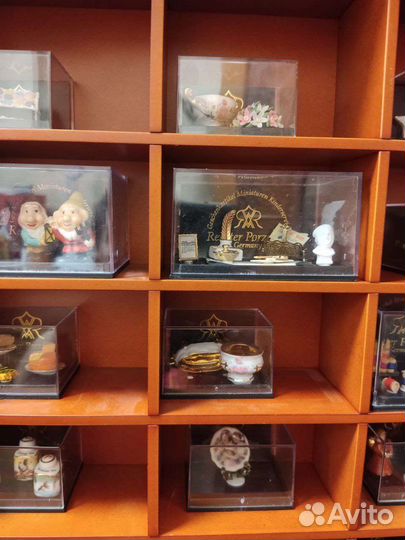 Стеллаж с коллекцией миниатюр. Германия