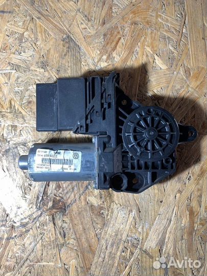 Мотор стеклоподъемника задний правый Volkswagen