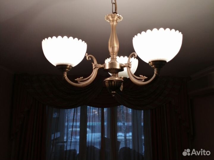 2 лампы и люстра