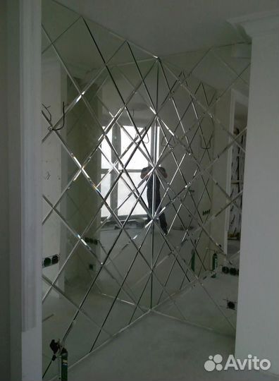 Зеркальное панно в коридоре