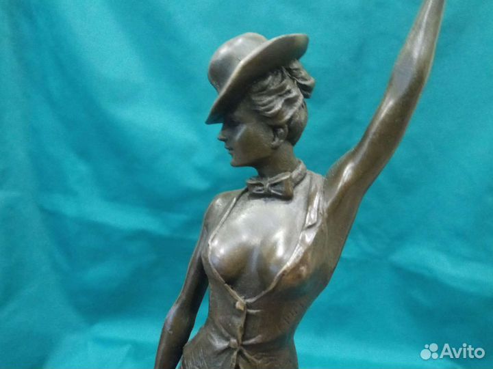 Статуэтка-Танцовщица кабаре,бронзовая