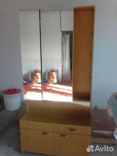 Трюмо с зеркалом