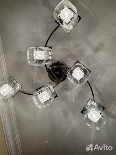 Две одинаковые люстры