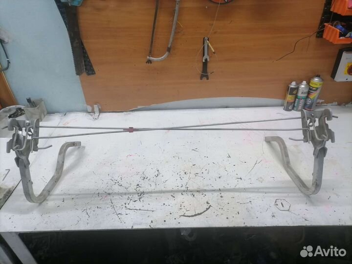 Торсионы и петли крышки багажника Nissan Bluebird