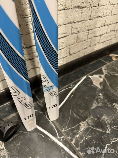 Лыжи с палками и ботинки