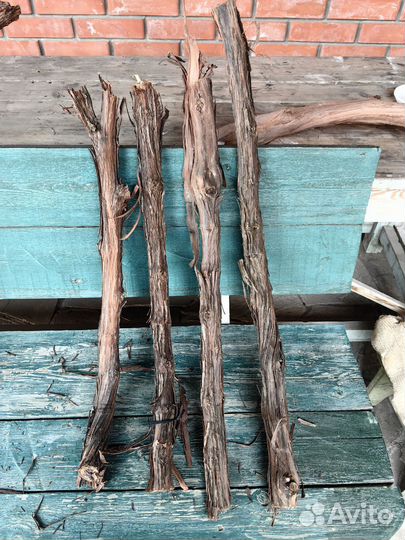 Виноградная лоза и коряги для декора